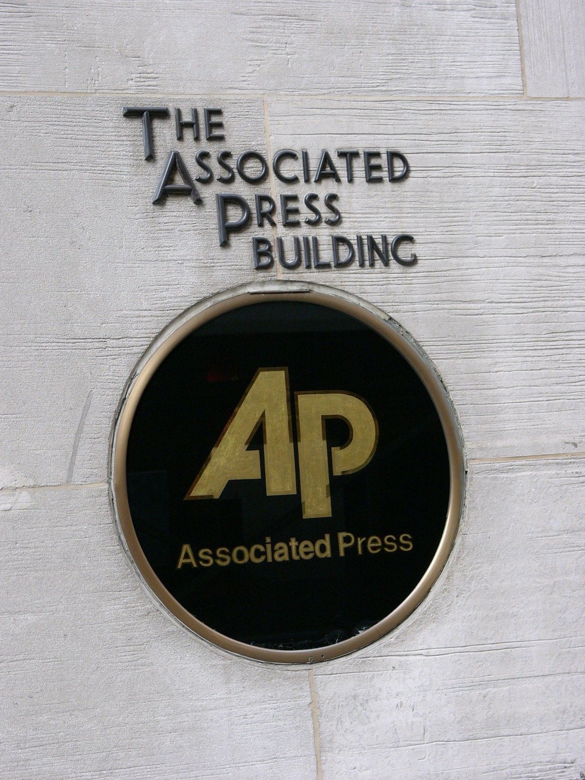 뉴욕 AP 통신(Associated Press) 본사 건물의 표지판