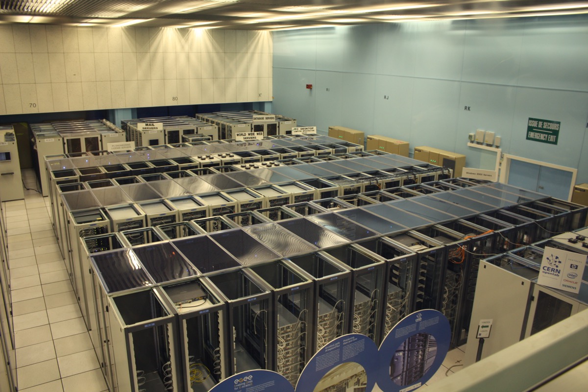 CERN 데이터센터 서버 랙 — RL 환경 학습에 들어가는 컴퓨트 인프라를 보여주는 실제 서버룸