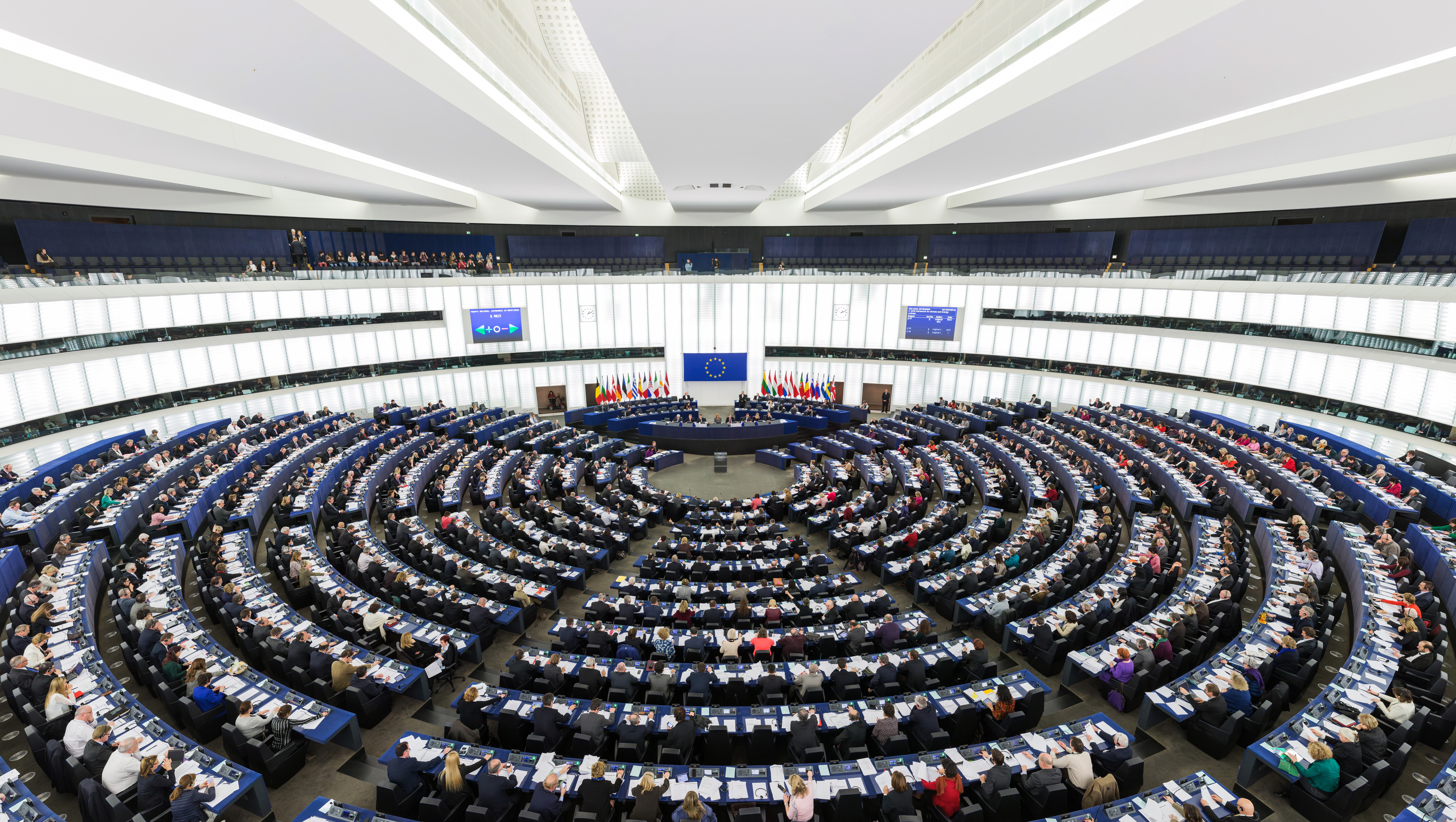 유럽의회 본회의장 반원형 홀 — EU AI Act 학습 데이터 출처 공개 의무화