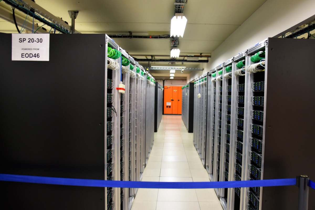 CERN 컴퓨터 센터의 서버 랙 통로 — AI 데이터센터는 이런 랙을 수천 개 단위로 운용하며 전력 소비는 수백 메가와트에 달한다