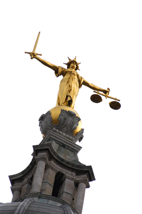런던 올드베일리 법원 첨탑 위의 정의의 여신(Lady Justice) 조각상 — 학습 데이터 저작권 판례가 쌓이는 법정을 상징