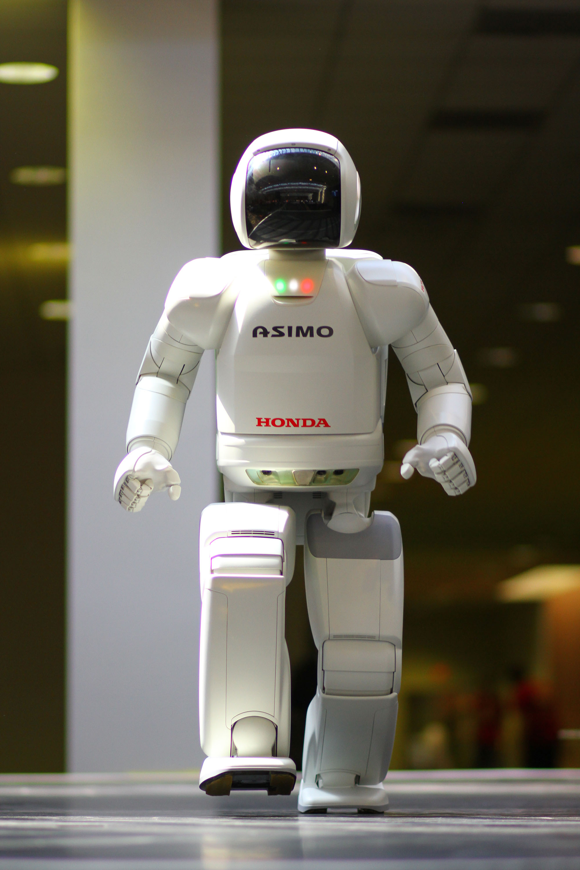 Honda ASIMO 이족 보행 인간형 로봇 — 현장에서 시연되는 모습
