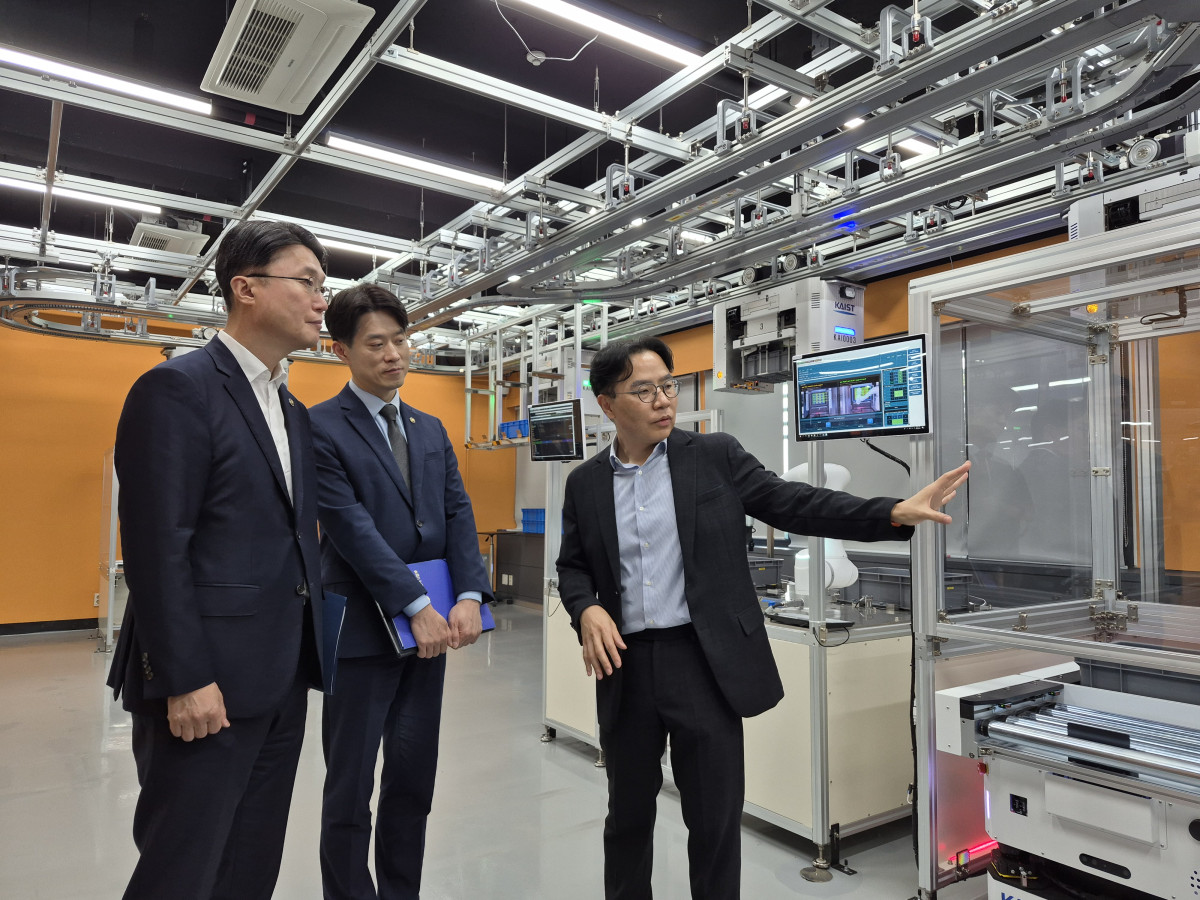 KAIST professor Young Jae Jang demonstrating the KAIROS system to Vice Ministers Ryu Je-myung and Noh Yong-seok at the physical AI demonstration lab