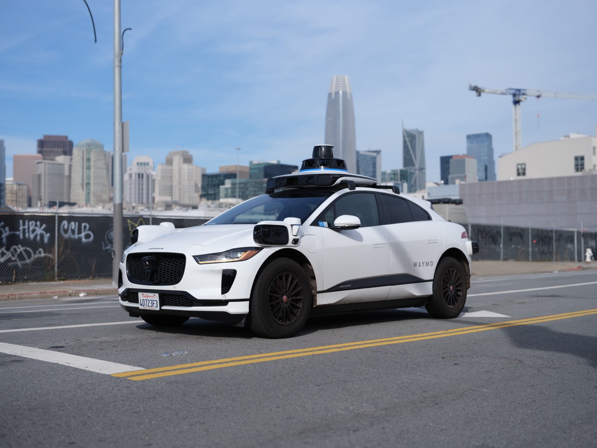 샌프란시스코를 무인 주행 중인 Waymo Jaguar I-Pace 자율주행차