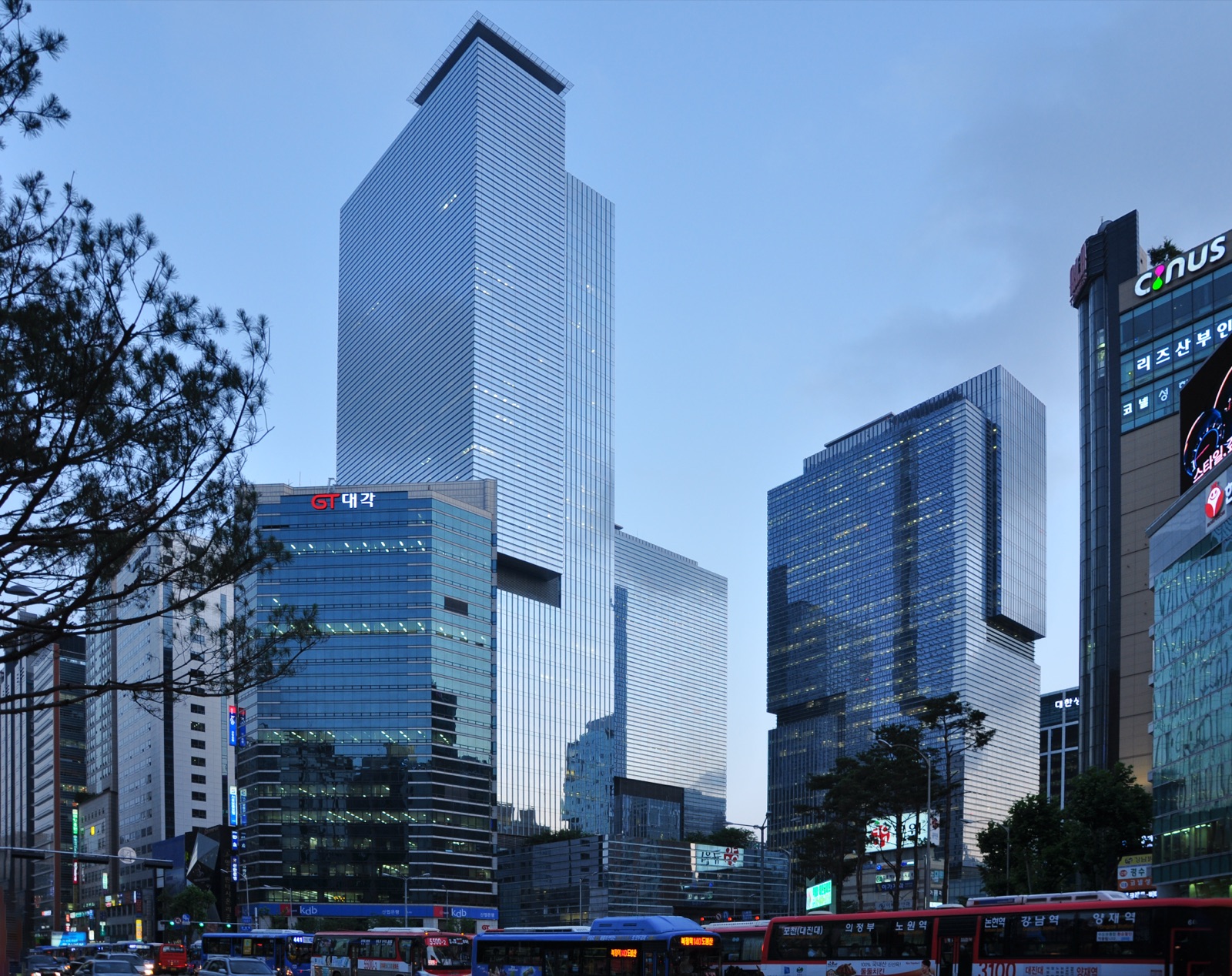 Samsung Town headquarters complex in Seocho, Seoul — home to the corporate offices of the Samsung affiliates behind this investment