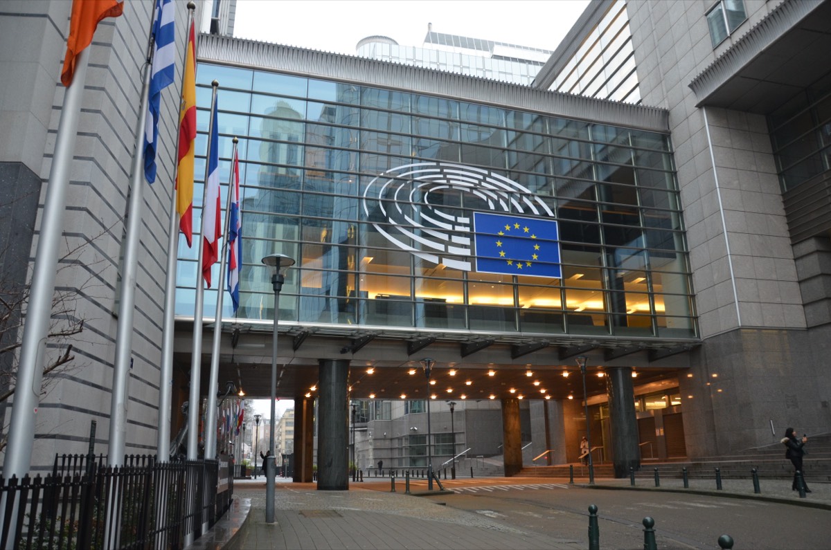 브뤼셀 유럽의회 건물 — EU AI Act 투명성 조항을 심의·입법한 기관