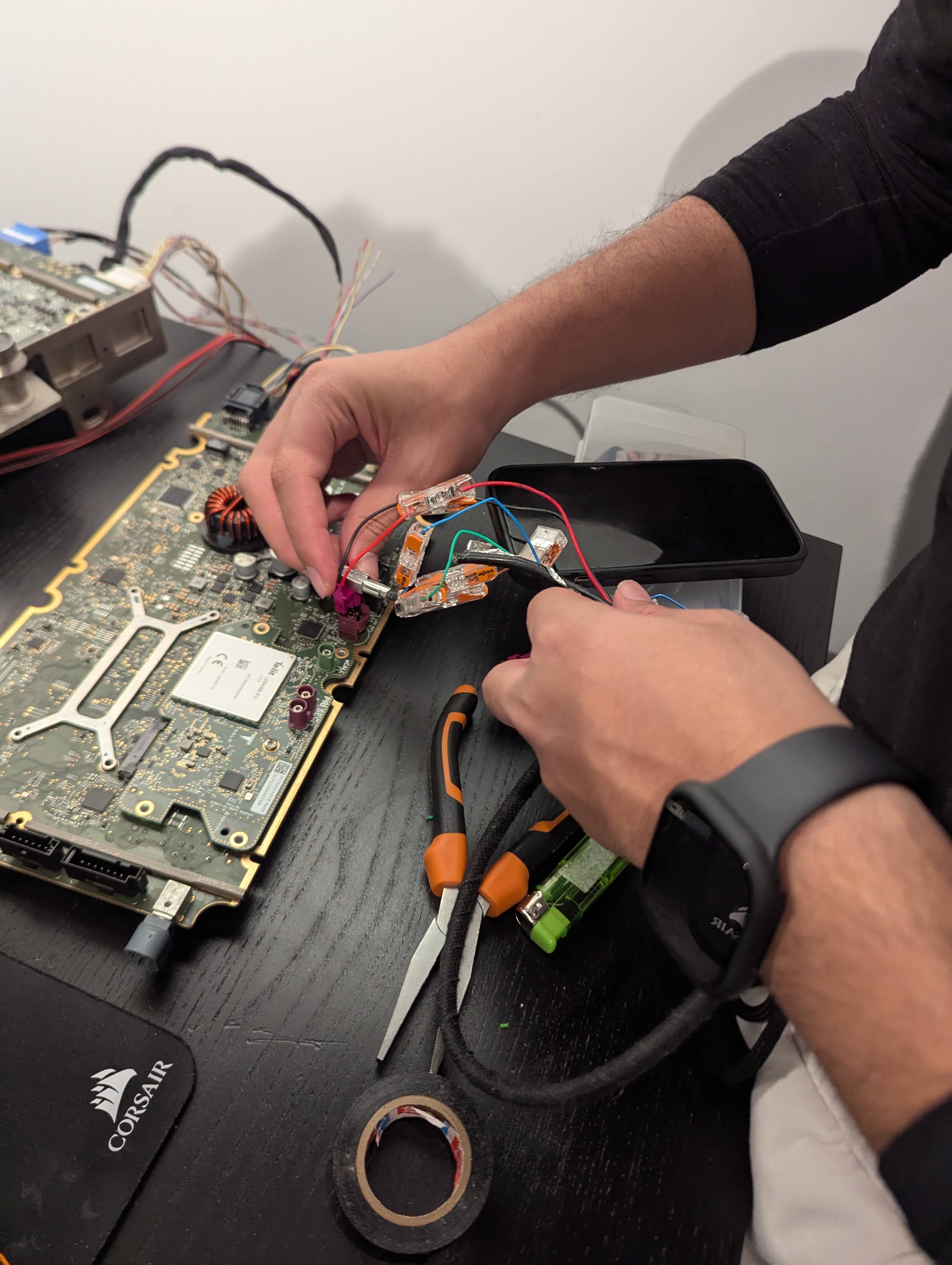 Tesla MCU 보드의 MAX16932 칩 교체 납땜 작업