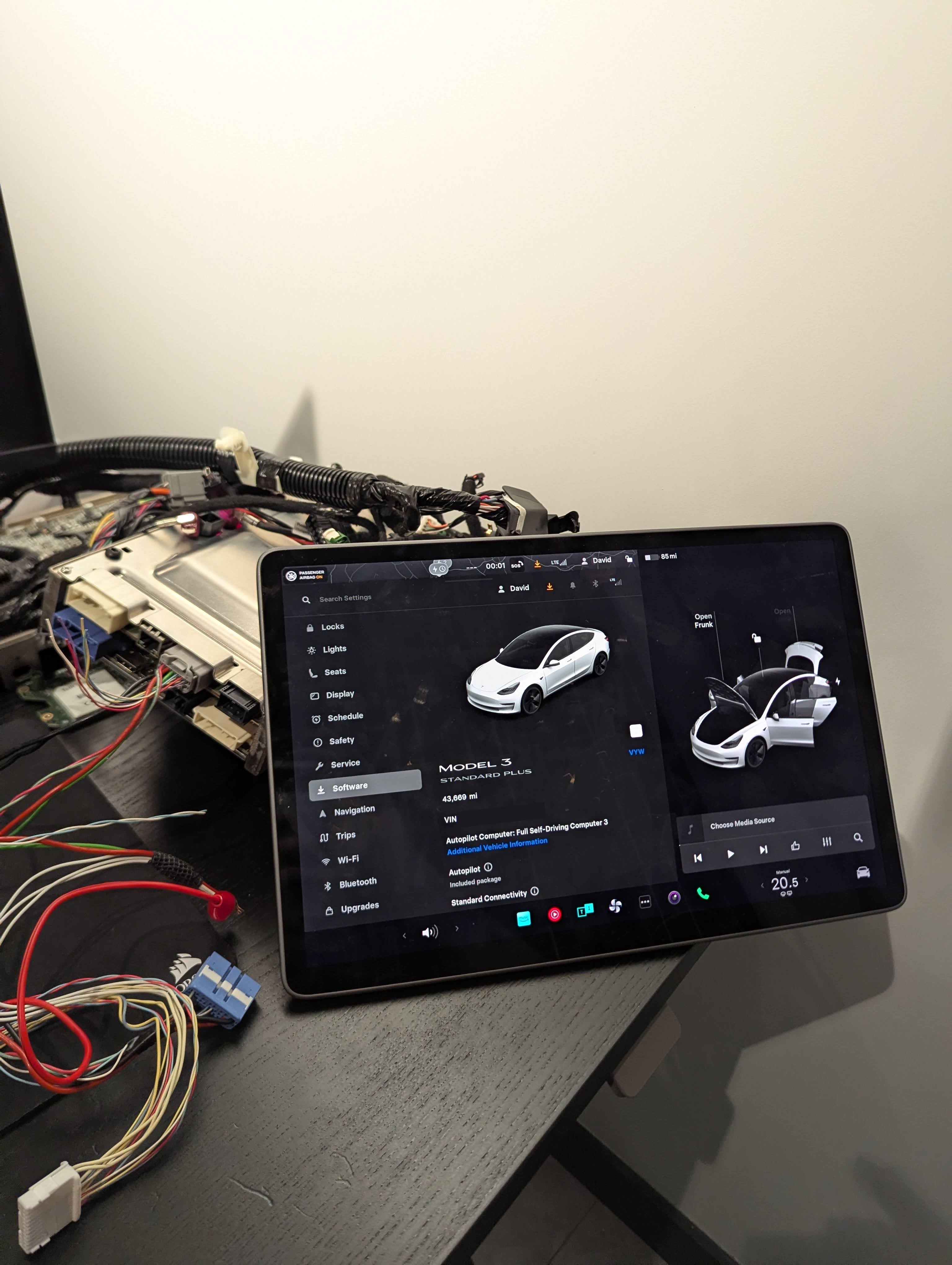 Tesla MCU와 터치스크린이 자택 책상에서 완전히 구동되는 모습