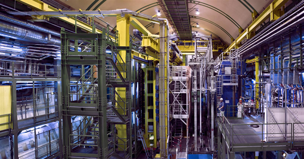 CERN LHCb 검출기 내부 — 트리거 시스템이 초당 수천만 건의 입자 충돌 중 저장할 것을 판단하는 실험 장치