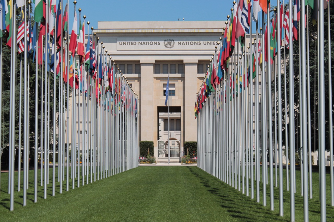 스위스 제네바 유엔 사무국(Palais des Nations) 정문과 각국 국기