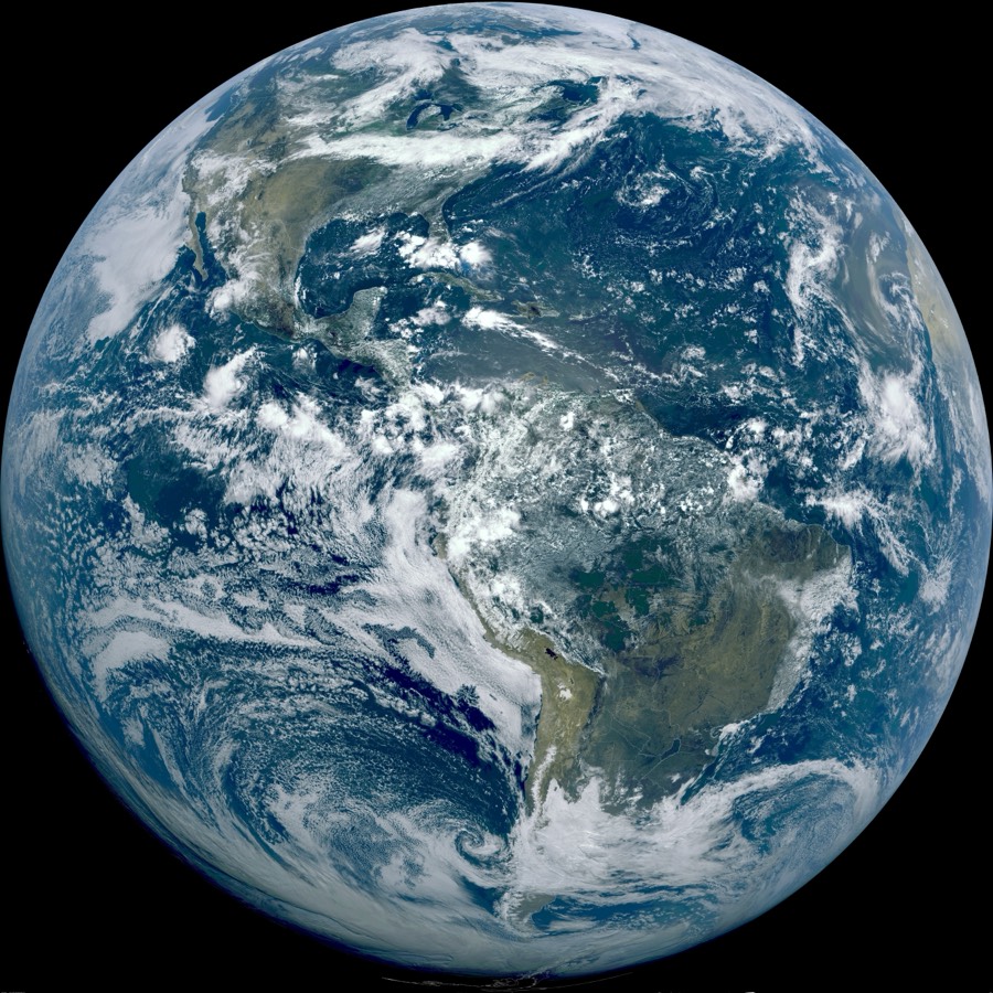 GOES-16 위성이 촬영한 지구 전체 원반 관측 영상 — AI 날씨 모델의 입력이 되는 위성 관측 데이터