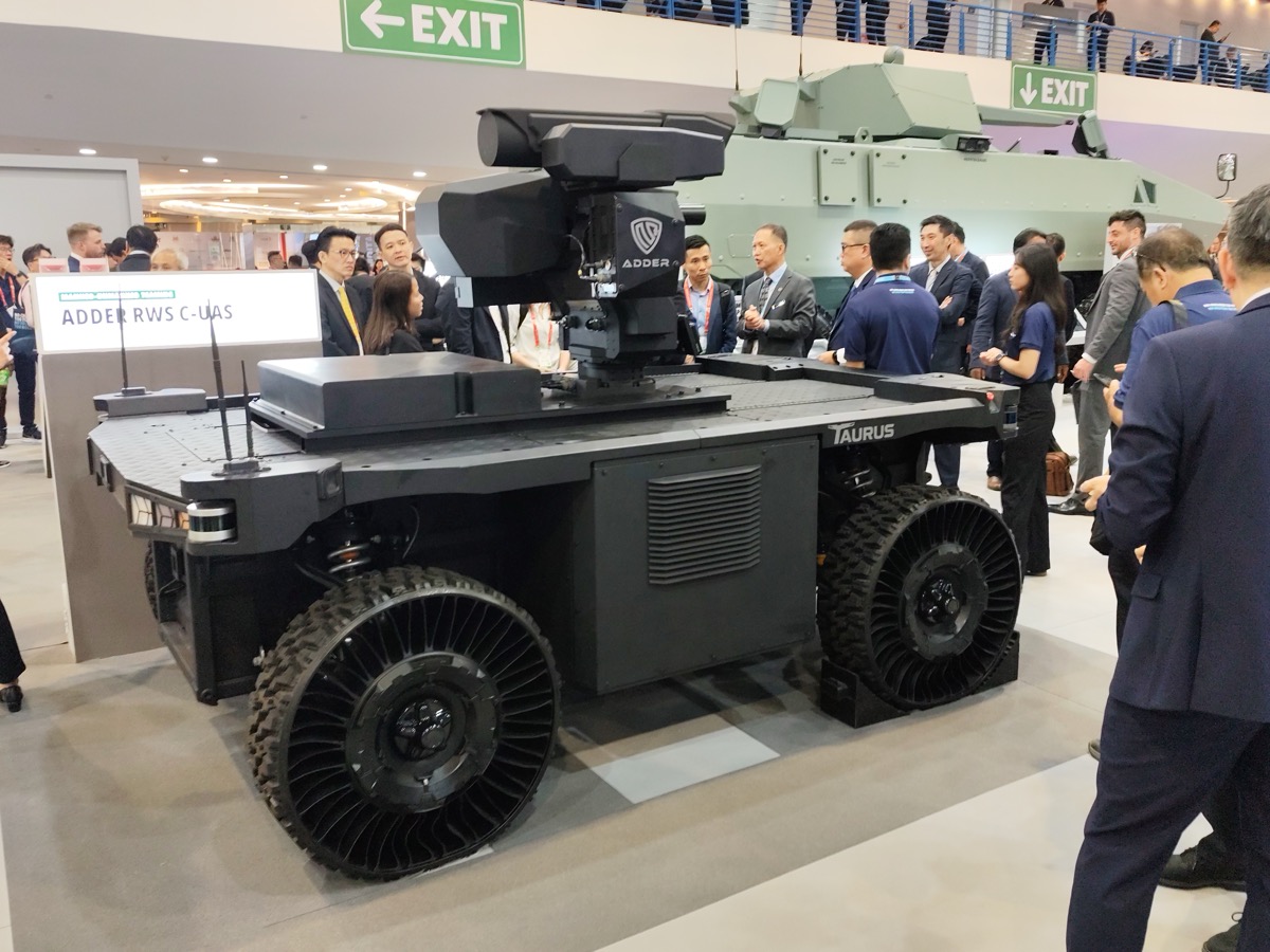 2026 싱가포르 에어쇼에서 전시된 ST Engineering Taurus 다목적 무인지상차량 — 국방 자율 시스템 시뮬레이션 수요의 상징