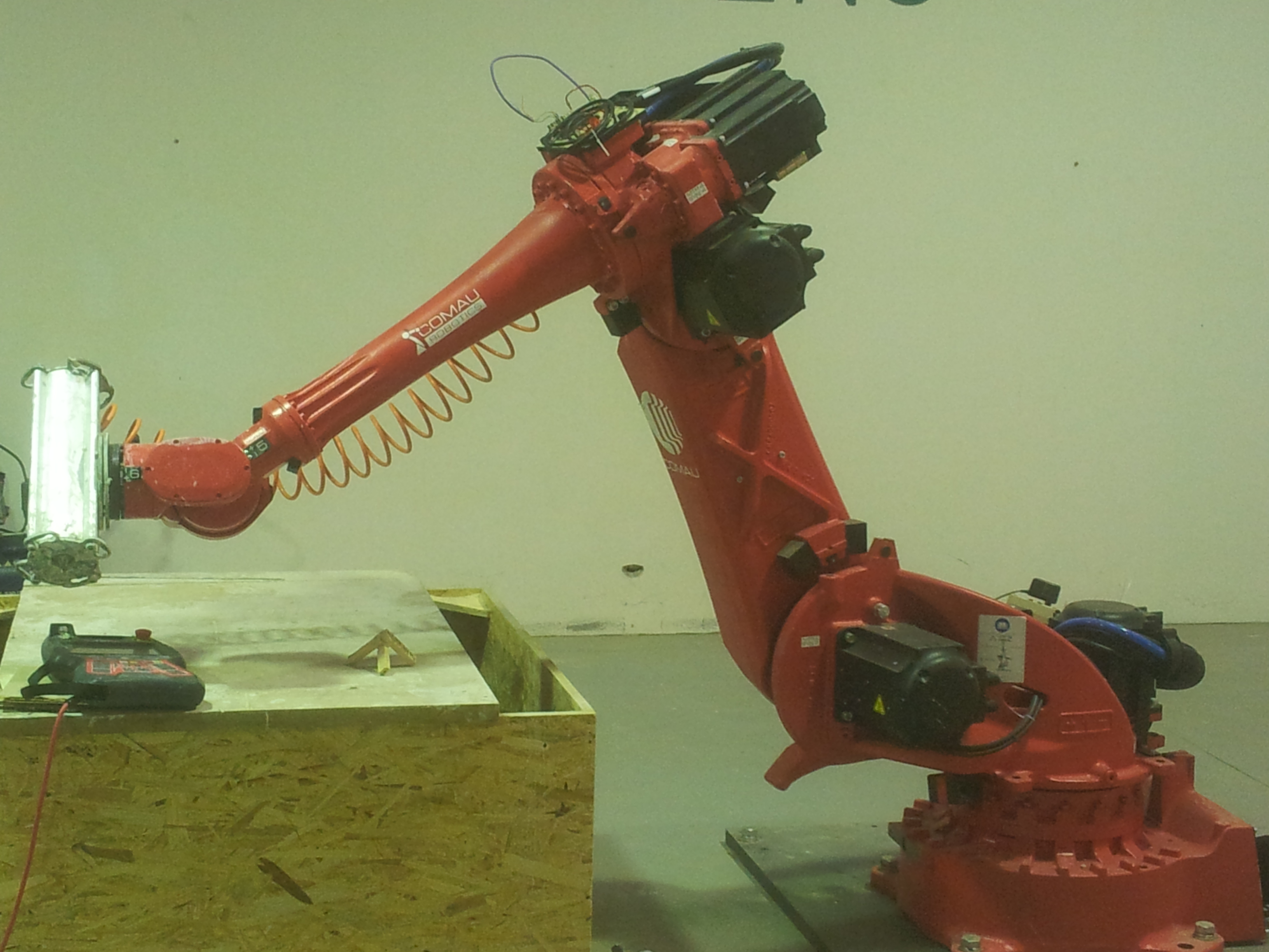 産業用ロボットアーム — 製造ラインで稼働する多軸ロボット、フィジカルAIのデータ品質が生産性を左右する