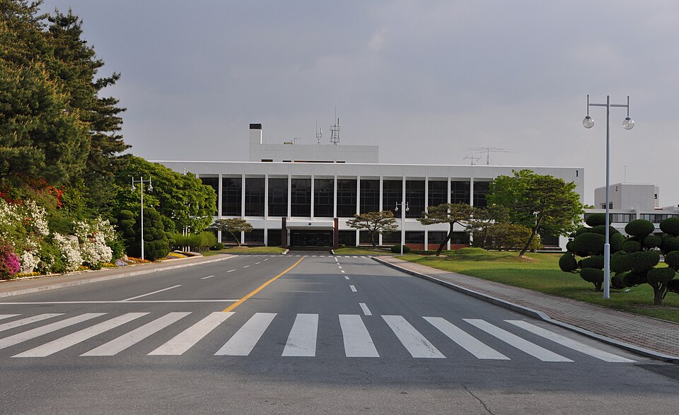 ETRI 한국전자통신연구원 본관 건물 전경 — 페블러스 창업자들이 23년간 연구한 대전 소재 정부출연연구기관