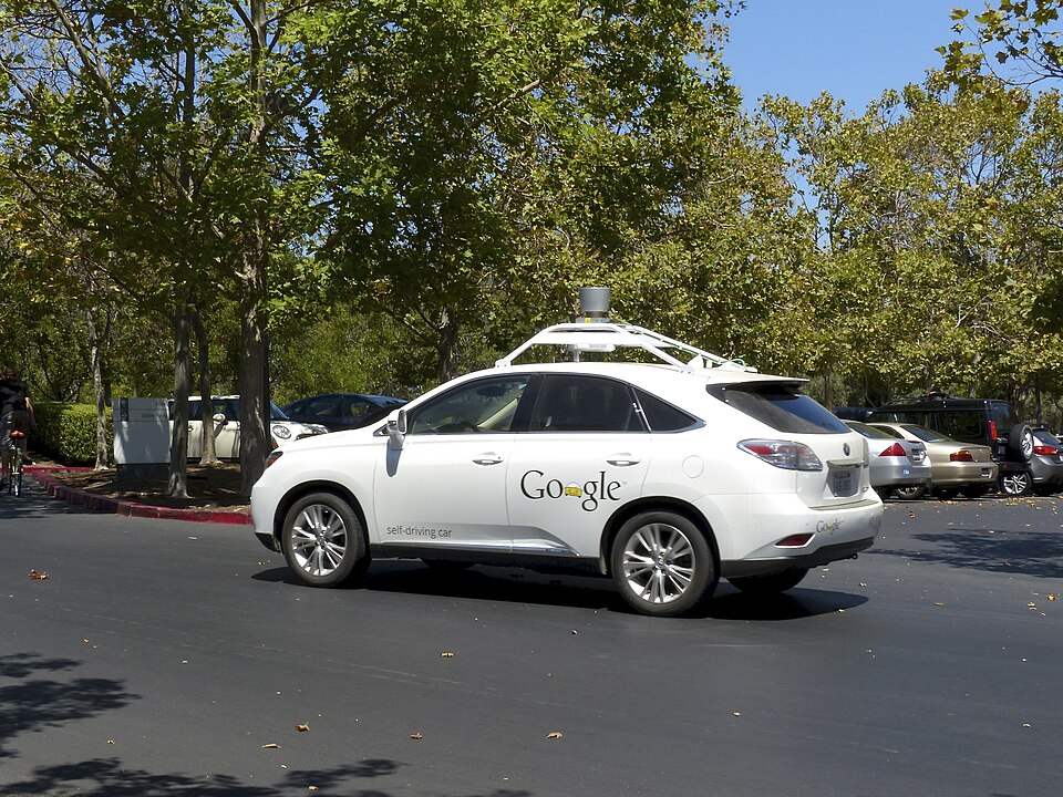 Google 자율주행차 — 루프탑 LiDAR 센서로 주변 환경을 3D 데이터로 수집하는 자율주행 테스트 차량